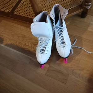 Skridskor storlek 35 - Skridskor storlek 35 med rosa skydd