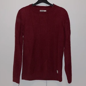 Stickad Tjocktröja - Vinröd stickad tjocktröja som är skön och i väldigt bra skick, inga defekter!