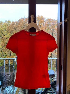 Röd topp  - En snygg röd topp från weekday! 