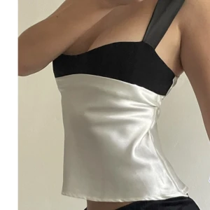 Y2k topp - Bild från hemsidan då jag inte kan få på mig den helt