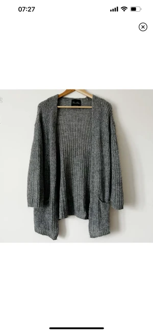 Stickad kofta - Stickad kofta med fickor från ZARA, använd ett fåtal gånger så i bra skick, storlek M. Använd gärna KÖP NU om du vill köpa.
