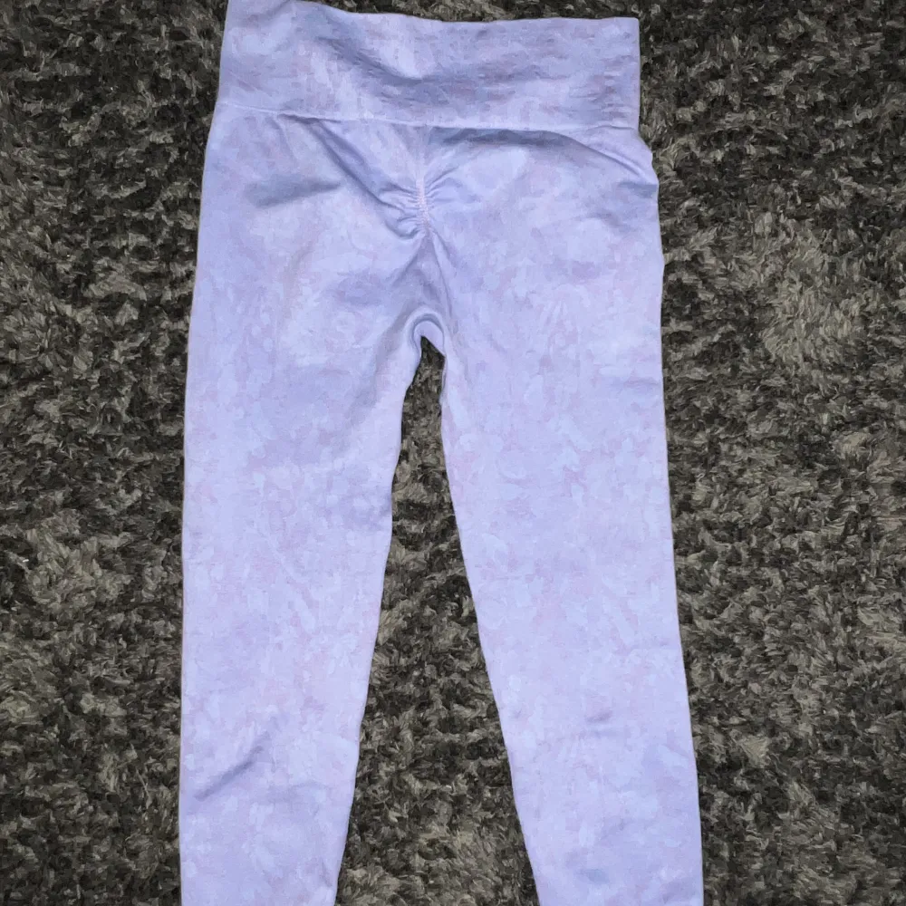 Ett par nya tights från gymshark. Aldrig använda. Scrunch i bak. Köparen står för frakt. . Jeans & Byxor.