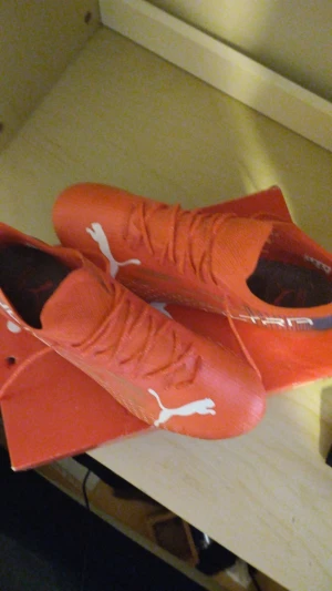 Fotbollsskor  - Helt nya använda en gång.Köpte de för 2000 kr storlek 43