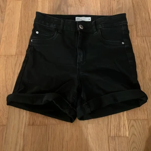 Jeansshorts från Gina Tricot  - Säljer nu dessa jeansshorts från Gina Tricot då dem inte kommer till användning längre!💕 Vill ni ha fler bilder eller mått så går de självklart att lösa!💕