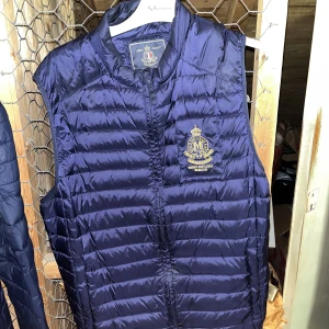 Morris väst - Passar till en person som är 170-175cm Skick 8/10  Kan skickas om köparen står får frakten 