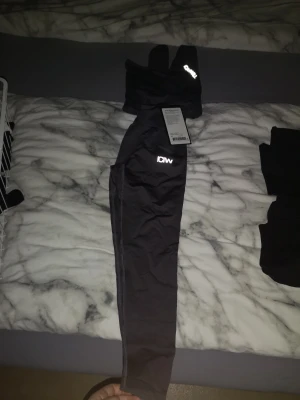 ICIW tränings set  - Säljer 2 par ICIW tränings set. 1:a bilden är Graphite färgen seamless. Tröja och Tights. 450 kr för det setet 2:a bilden är ribbed svart färg. Tröja och Tights 400 kr 3:e bilden är ribbed turkos färg. 200 kr  Allting är i Strl XS.   Eller allting för 700