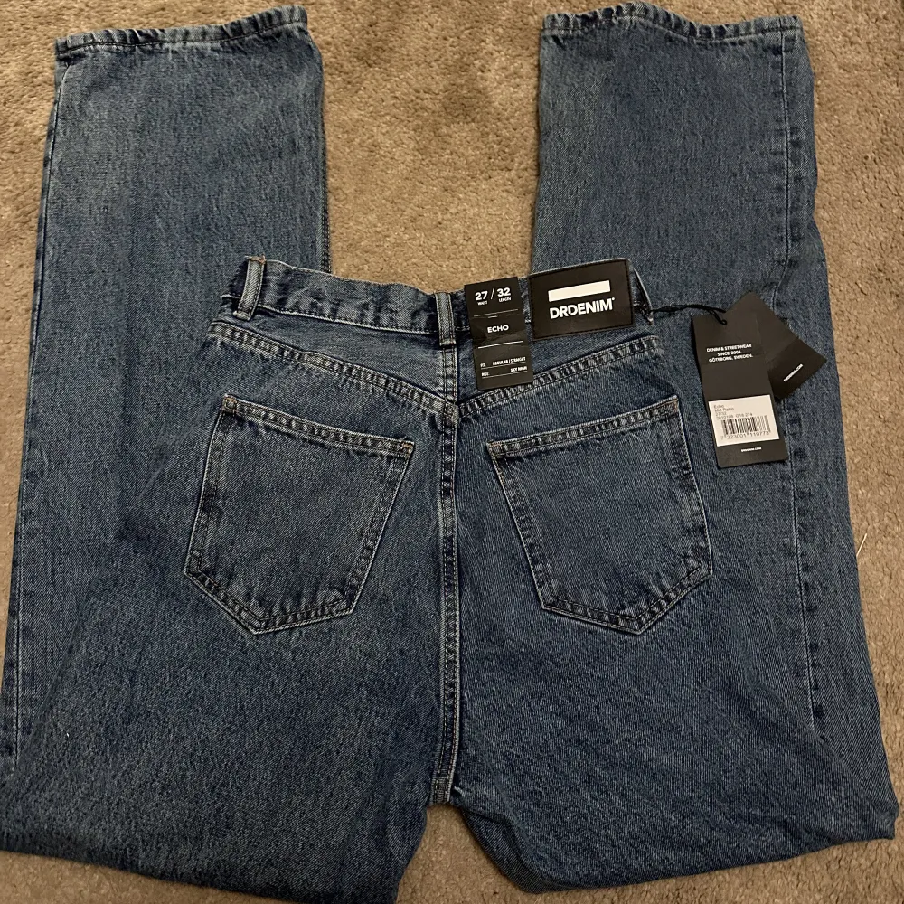 Raka / regular jeans från Dr.denim i ECHO modell i strl 27/32 inte stretchiga i materialet. Har lapparna kvar då de aldrig kommit till användning :). Jeans & Byxor.