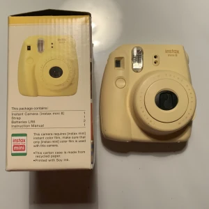 instax mini 8 fri frakt - fullt fungerande kamera! fri frakt!! kontakta vid frågors 
