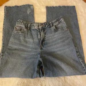 Straight jeans i stl 158. En modell som är kortare i benen, innerbenet 60cm och mått rakt över midjan 35cm