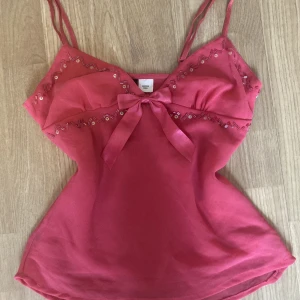 Rosa topp  - Jätte fin vintage rosa topp med rosett. Tryck gärna köp nu🩷🩷Inga defekter!