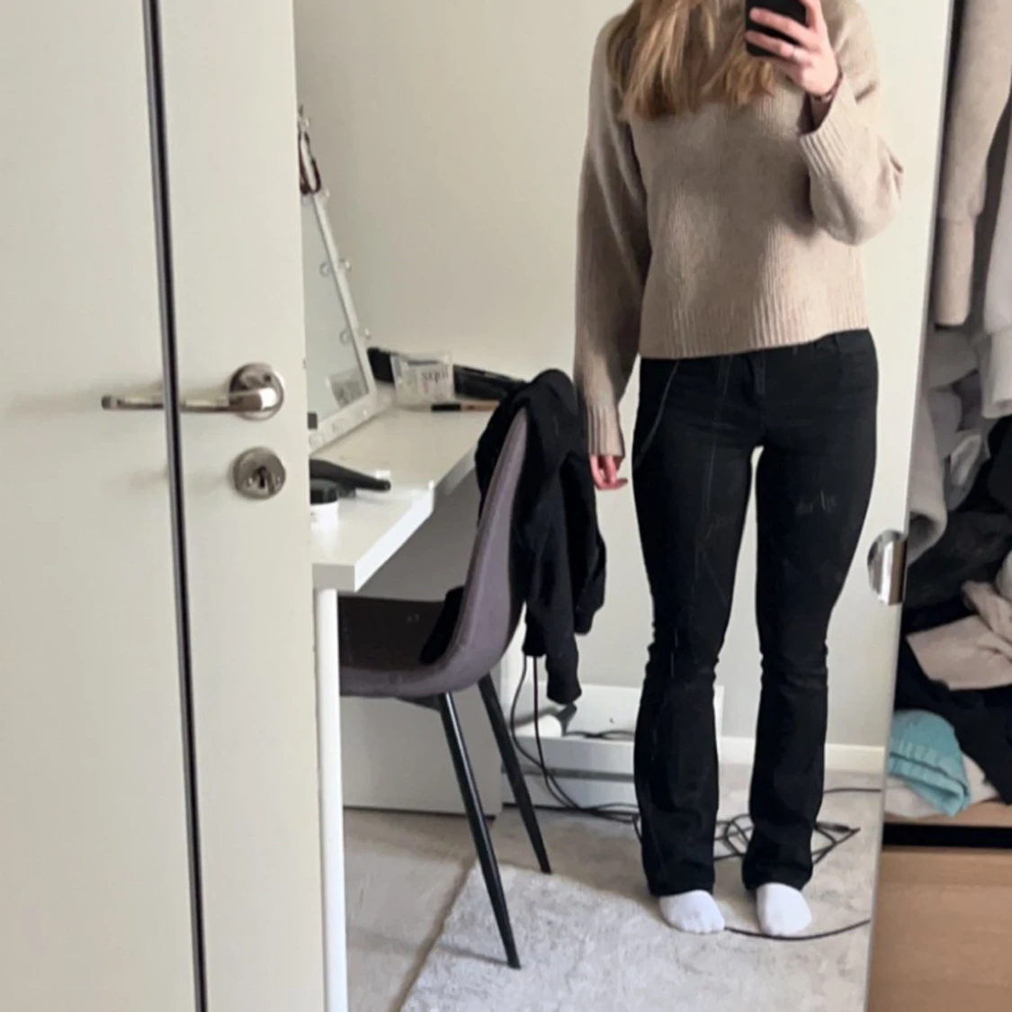 Säljer dessa jätte fina boutcut jeansen från Levis. Använda ett par gånger. Original pris 1200kr säljer nu gör 750kr. De är i jätte bra skick men har fortfarande använt dem 8ggr.