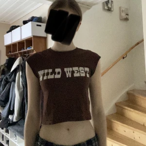 Brun crop topp - Brun topp med tryck på framsidan från h&m divided☺️Använd ca 3 gånger och har tre små hål på framsidan men inget man märker. Strl. S men kan också vara XS🙌🏼