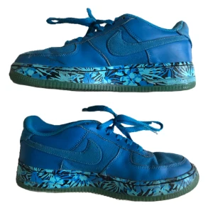 Blå af1 - Ett par unika blå airforces i fint andvänt skick! Kanterna är lite skavda och hälen, men de är superbekväma B)