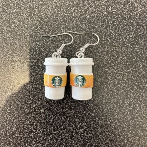 Örhänge Starbucks  - Nya örhänge med Starbucks. Sista paret, då först till kvarn. Krokarna är inköpta som nickelsäkra.
