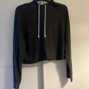 En grå croppad hoodie från hm, storlek m men mer som s. 