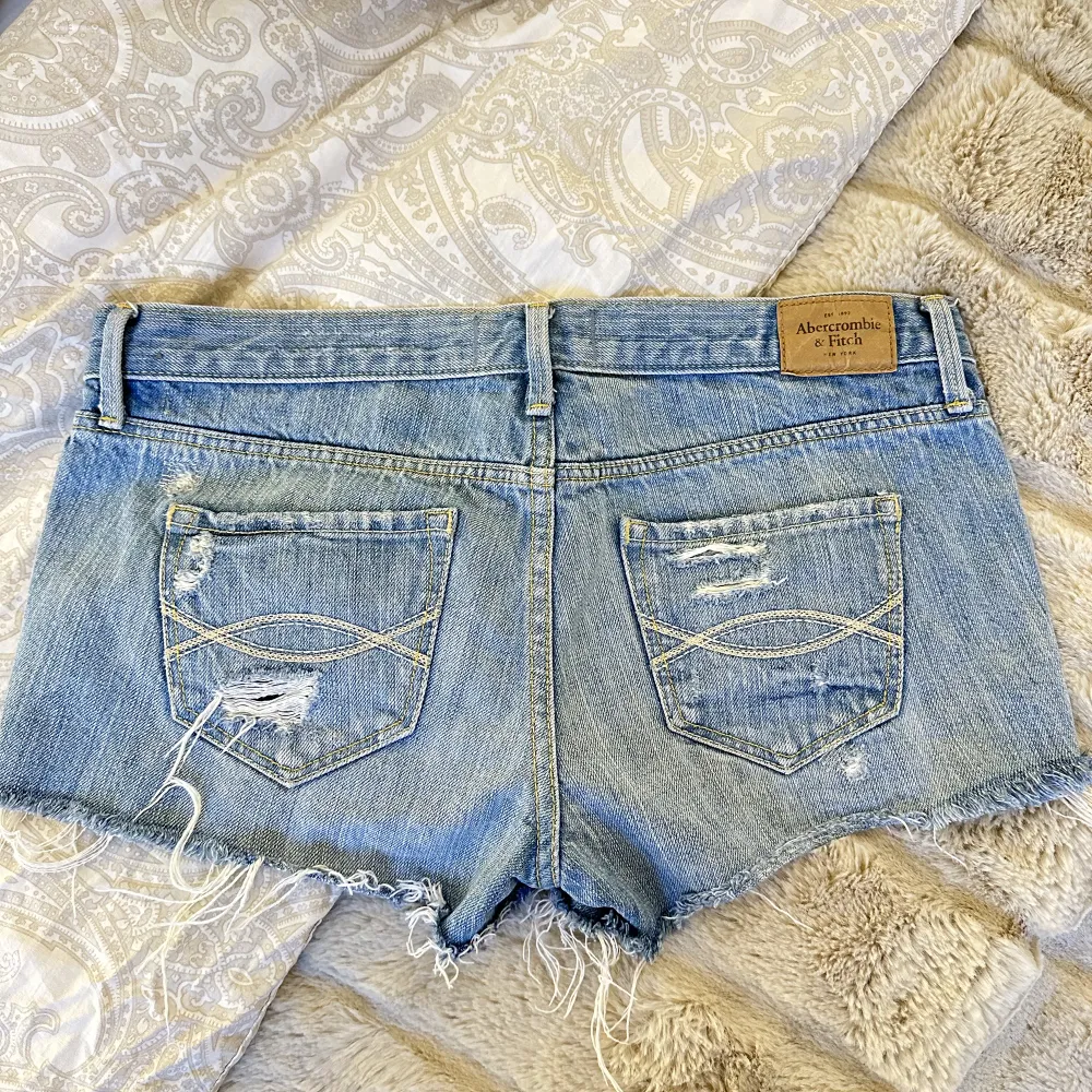 Så snygga lågmidjade jeans shorts från abercrombie & fitch som tyvärr är för små på mig. Storlek 2 vilket jag tror är ungefär 32,34😇🥰🥰🥰. Shorts.