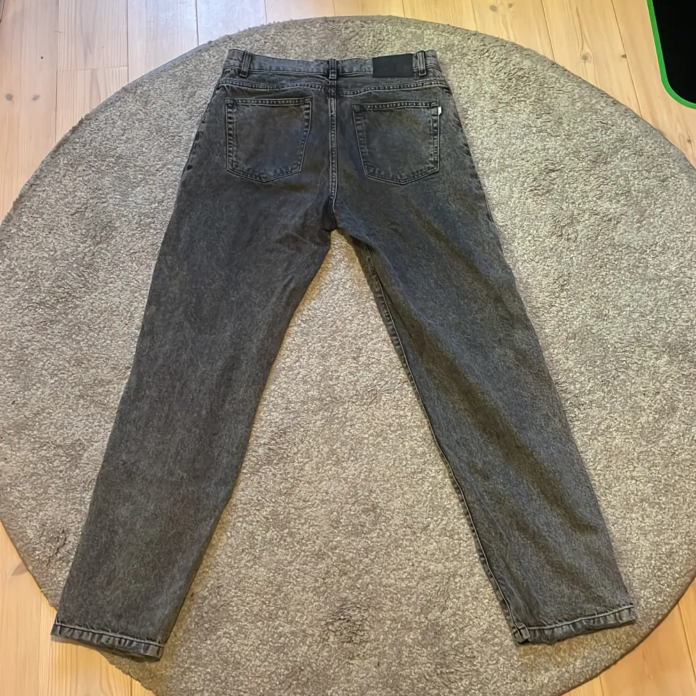 Ett par svarta Woodbird jeans i utmärkt skick och har inga hål eller andra defekter. Byxorna är i storlek W32 L32. Hör av dig för fler bilder eller frågor.. Jeans & Byxor.