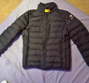Parajumper light weight - Säljer nu min pjs jacka. Använd 1 gång men var inte riktigt min stil. Storlek young S. 