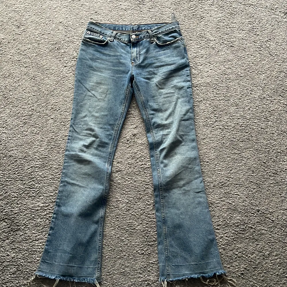 As snygga jeans, står att de är storlek 29 men skulle snarare säga 25. Säljer då de är för små. På gränsen för korta på mig som är ca 166-167.. Jeans & Byxor.