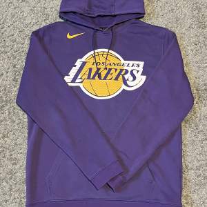 Fet vintage hoodie från Nike med lakers print, i jättefint skick och i storlek L! 