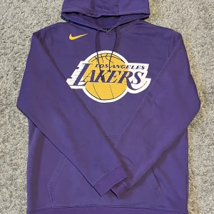 Nike, Lakers hoodie - Fet vintage hoodie från Nike med lakers print, i jättefint skick och i storlek L! 