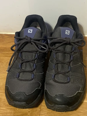 Skor Salomon  - Skor från Salomon Mycket fint skick, sparsamt använda   Storlek: 39 1/3 (lite små i storleken)  UK 6 USA 7,5   Gore-Tex Ortholite  Contagrip   Vikt 675 g Kan hämtas eller skickas på valfritt sätt.  