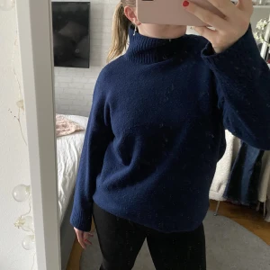 Stickad tröja från zara - Fin marinblå stickad polotröja ifrån zara💙 tröjan är lite lång men har vikt upp den på bilden