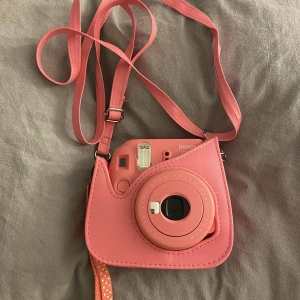 Instax kamera - Hej! Säljer denna super fina kameran ifrån instax. Köptes för 1279 kr men säljer för 300 kr❤️. Den är aldrig använd då jag aldrig köpt några bilder. ❤️ 