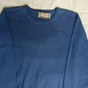 Crewneck - En jättefin bli stickad tröja. Jag har sytt ihop ett hål därbak men annars är plagget i jättefint skick.