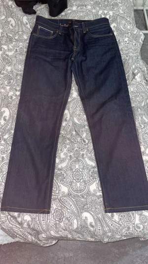 Nudie Jeans mörkblåa i väldigt bra skick använda 1-2 gånger bara, nypris för dessa ligger på 1800kr.