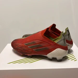 Elits adidas speedflow röda - Ett par Adidas speedflow elite fotbollsskor, röda. Mycket bra skick, har använt dem 10 ggr. 100% elite. Köpt dem för 1700kr och nu kan ni få dem för endast 750kr. Box ingår. Ställ gärna frågor. 