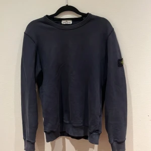 Stone Island Tröja - Stone island tröja i använt skick. Tröjan i hel het är fin men är sliten i båda armbågarna. Men det går säkert att sy hålenDet är anledningen till det billiga priset. Nypris nästan 3 tusen köpt på NK i Stockholm. Köparen står för frakten.😊