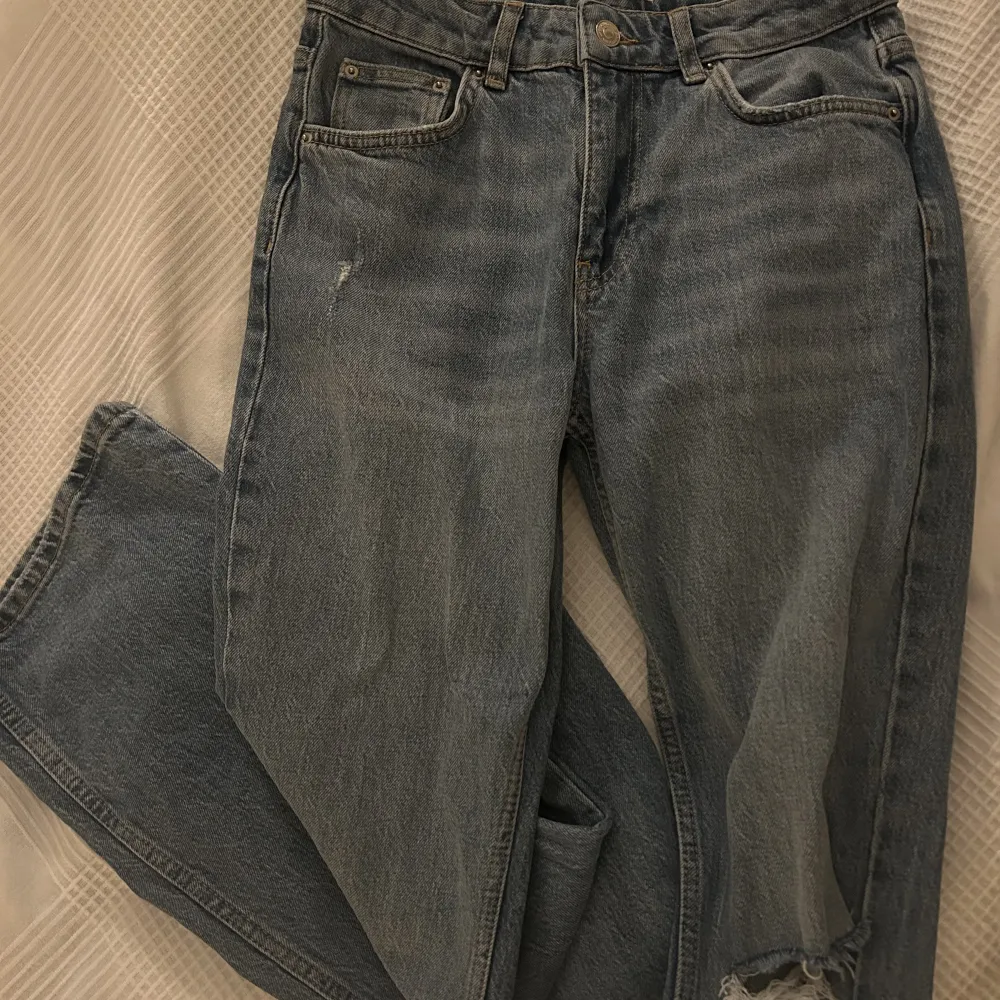 Näst intill nya jeans, använd 2 gånger!! Köpa för 499 säljer för 280+ frakt! Storlek 36. Säljer då dom inte passar mig. . Jeans & Byxor.