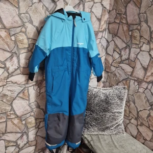 Overall - Overall Everest Advanced technology blå/mörkblå storlek 116. Väldigt bra kvalitet👍och köptes för 1599kr..Perfekt! för vintern eller höst. Håller kroppen väldigt varm och skydd mot regn och snö. Priset kan diskuteras💬. Hejdå😄