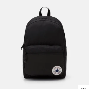 Converse väska - Säljer denna converse ryggsäck då den inte kommer till användning längre. Den är i väldigt bra skick och har inte använts mycket alls. Skriv privat för fler bilder