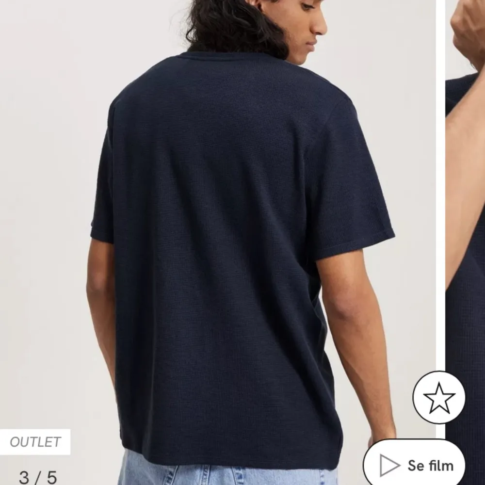 Säljer en helt ny marinblå T-shirt från Hugo boss med prislappen på.  Nypris 429kr☺️  Skickar även fler bilder vid önskan🫶. T-shirts.