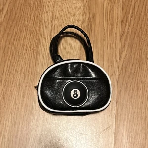 Handväska - Söt mini 8 ball handväska 🎱 I läder. Fint skick💗8 cm höjd, 11 cm bredd.
