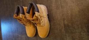 Timberland 40 - Använda fåtal gånger. Ser nästan helt nya ut. 