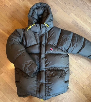 Fjällrävenjacka  - Säljer min fjällrävenjacka i färgen deep Forrest storlek xs pris kan diskuteras! En fläck på ena fickan (se sista bild) annars i toppen skick