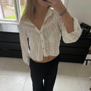 Blus  - Så så fin blus från zara, säljer då den inte kommer till användning ❤️