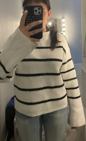 Stickad tröja - Säljer en jättefin stickad tröja som håller värmen till vintern utan att stickas. Den är i fint skick men använd ett par gånger. Säljer pga jag har köpt nya kläder. Pris kan diskuteras och tveka inte med att skriva om du har någon fråga❤️