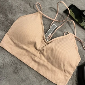 SPORT Bh  - 20kr/st. Den rosa o gröna e XS DEN GRÅA E STL S/M