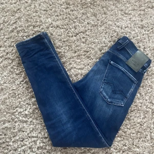 Replay jeans - Tja, säljer nu dessa replay anbass jeansen som tyvärr inte passade mig. Köpte jeansen helt nya och rev av lapparna av reflex så kan inte lämna tillbaka dem. Ändast provade. Det står 29/30 på etiketten men sitter som 30/32. Pris kan diskuteras.