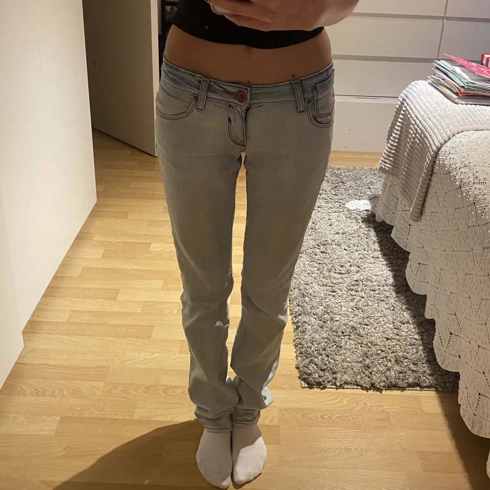 Intresse koll!💕 super fina ljusa low waist jeans från miss sixty!💕midjemått: 36 tvärsöver! Innebenslängd: 83cm💕köpte jeansen för 600kr här på plick för ett år sedan, men jag har endast använt de ca 4 gånger!💕. Jeans & Byxor.