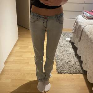 Intresse koll!💕 super fina ljusa low waist jeans från miss sixty!💕midjemått: 36 tvärsöver! Innebenslängd: 83cm💕köpte jeansen för 600kr här på plick för ett år sedan, men jag har endast använt de ca 4 gånger!💕