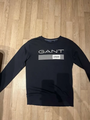 Gant tröja  - Hej, säljer nu en helt ny Gant tröja i storlek M. Säljer den då den är för liten. Kan fraktas om köparen står för frakt 