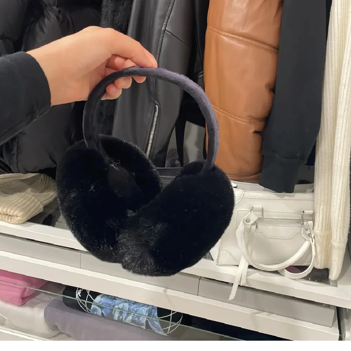 Svarta fluffiga öronmuffar  - 90