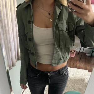 Grön jacka - Skit snygg grön ”militär” jacka, som funkar både inomhus och som en vårjacka! 