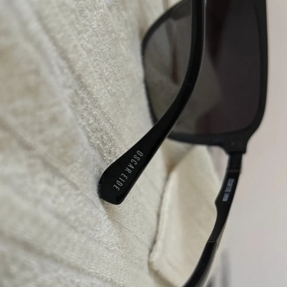 Säljer helt nya solglasögon från OSCAR EIDE. Prislappen sitter kvar på dem. Köpte innan sommaren men aldrig använt.  Säljer för 1500. Accessoarer.