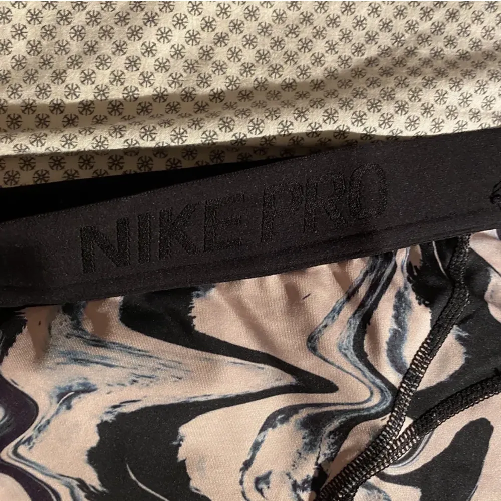 Träningstights från Nike PRO i Stl S ”Lufthål” på framsidan se bild 2. Jeans & Byxor.